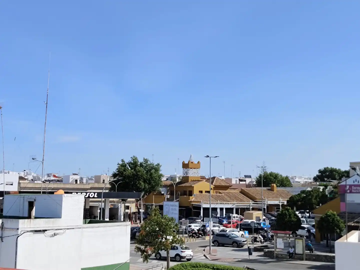 Vista exterior de Pis en venda en Chiclana de la Frontera amb Aire condicionat, Terrassa i Forn