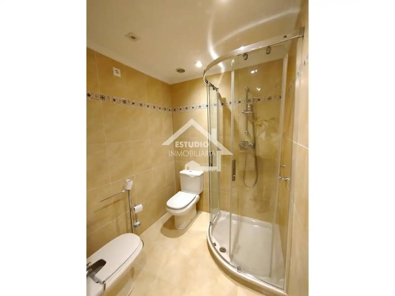 Badezimmer von Wohnung zum Verkauf in Oyón-Oion mit Heizung, Abstellraum und Balkon