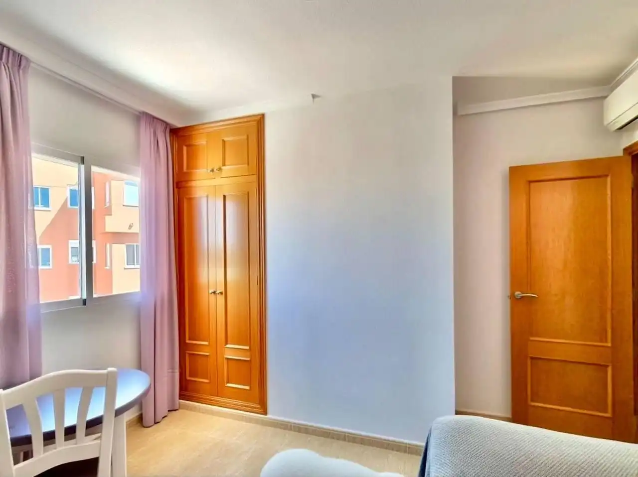 Habitación de Ático de alquiler en Orihuela con Aire acondicionado, Terraza y Amueblado