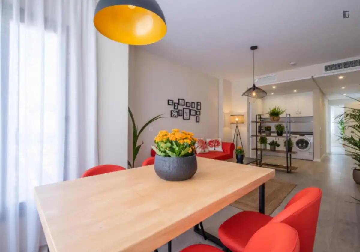 Menjador de Apartament de lloguer en Málaga amb Aire condicionat, Moblat i Forn