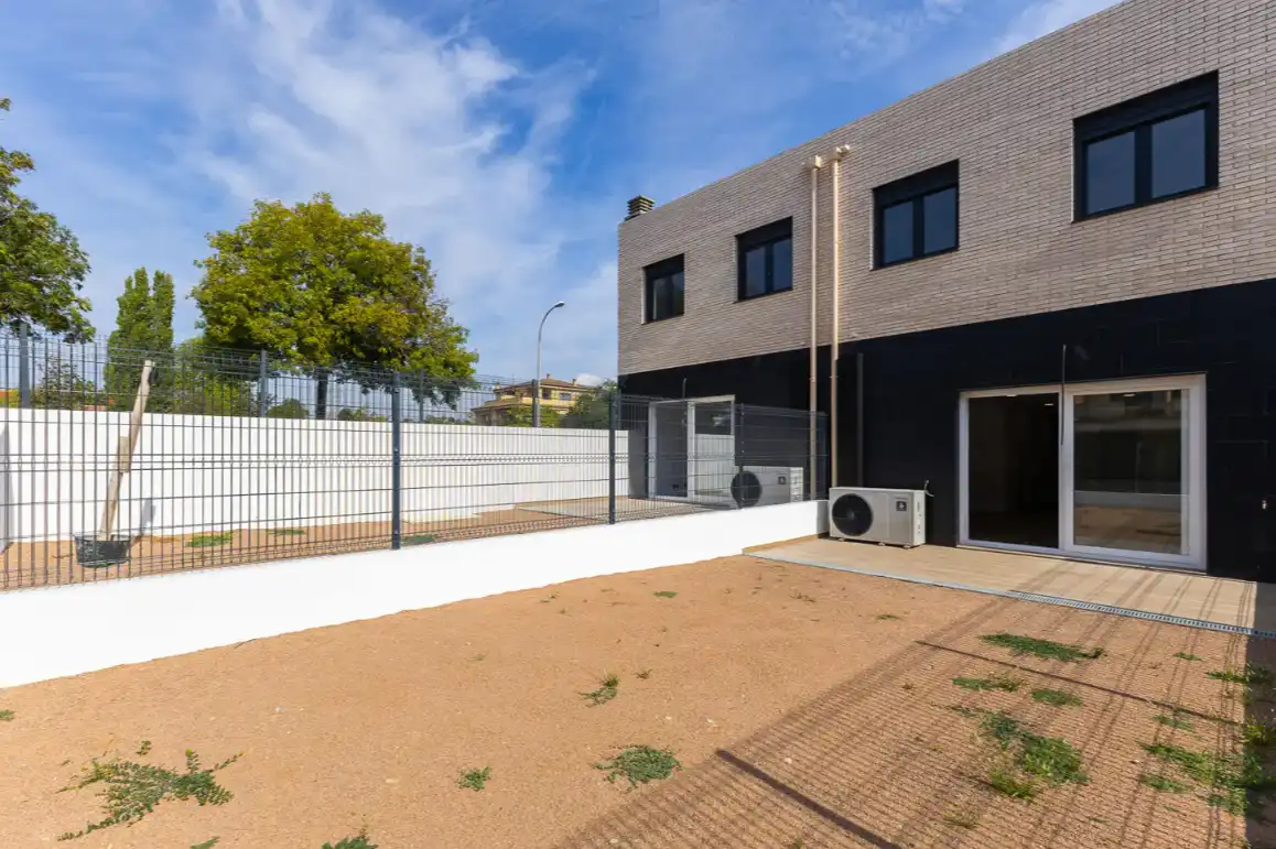 New build Terraced house with garden for sale in Carrer del Pintor Guàrdia, imagen 23