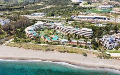 Vista exterior de Apartament en venda en Estepona amb Aire condicionat, Terrassa i Traster