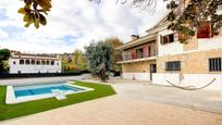 Vista exterior de Casa o xalet en venda en Tiana amb Aire condicionat, Terrassa i Piscina