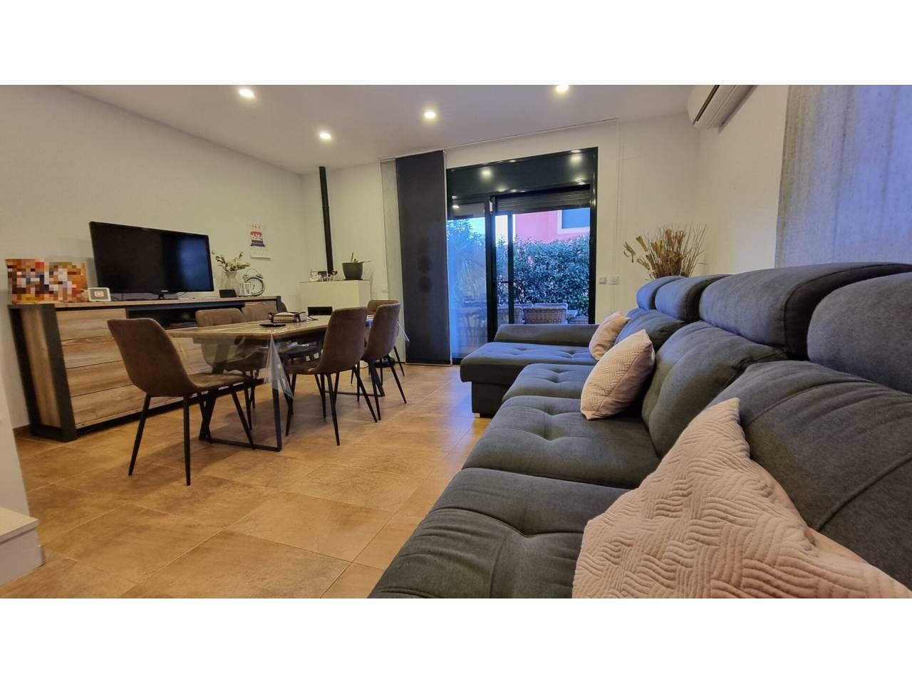 Sala d'estar de Casa adosada en venda en Mont-roig del Camp amb Aire condicionat, Jardí privat i Piscina comunitària
