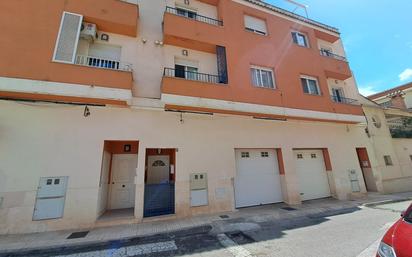 Vista exterior de Casa adosada en venda en Alzira amb Terrassa i Balcó