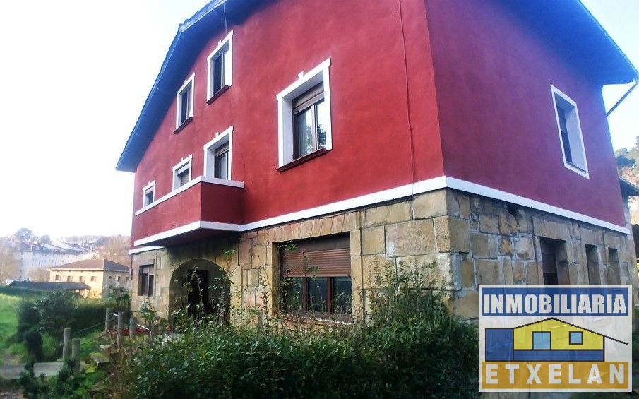 Vista exterior de Casa o xalet en venda en Berriz amb Calefacció i Balcó