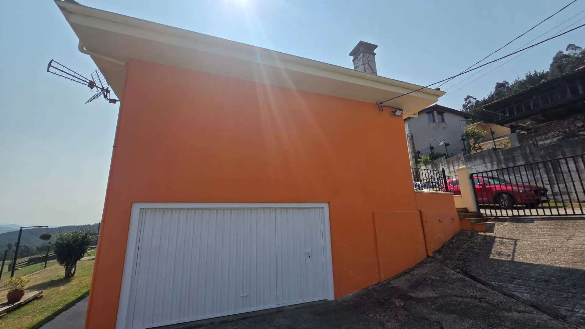 Vista exterior de Casa o xalet en venda en Pravia amb Calefacció, Jardí privat i Terrassa