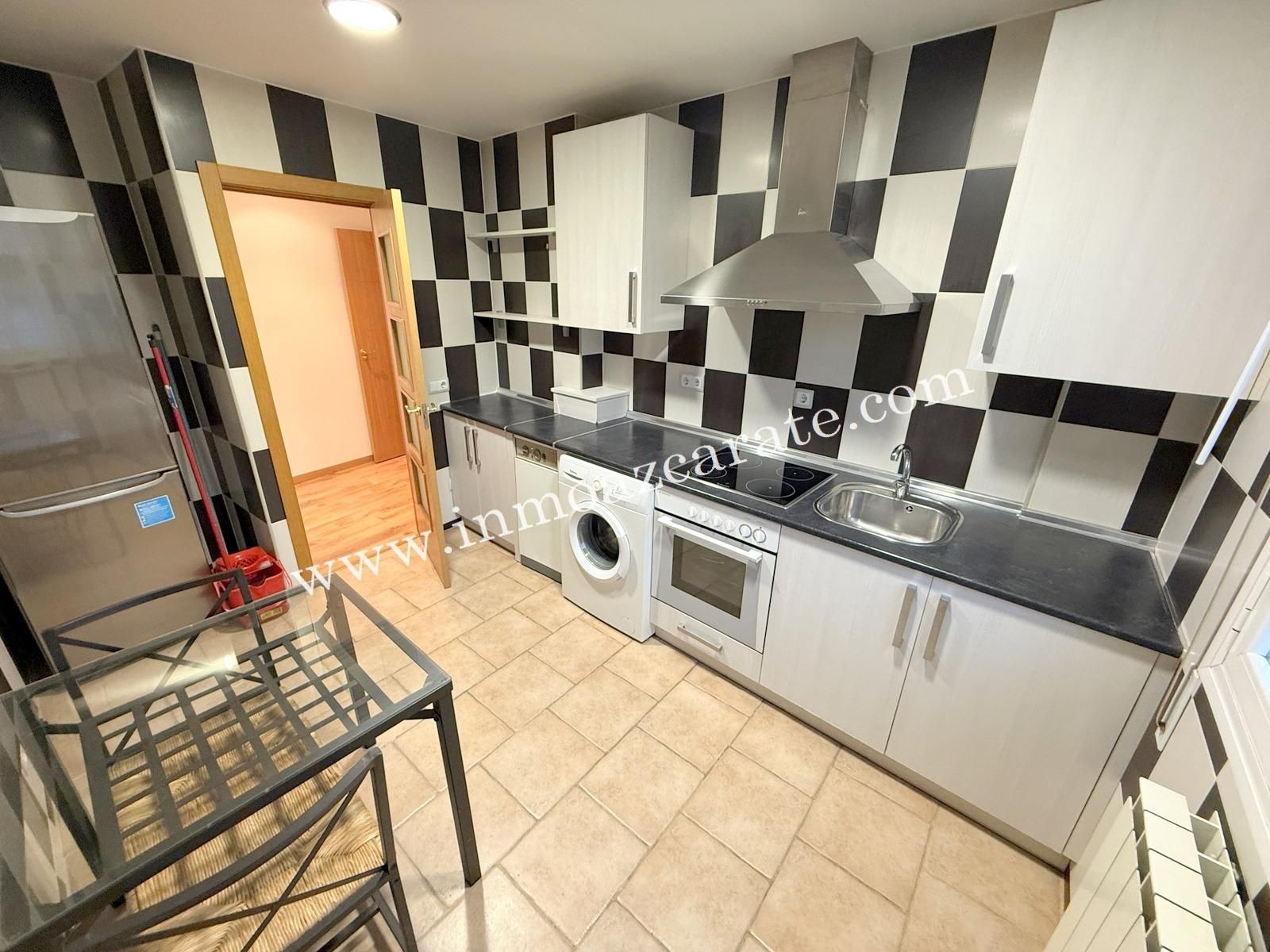 Cuina de Apartament en venda en Estella / Lizarra amb Calefacció, Parquet i Balcó