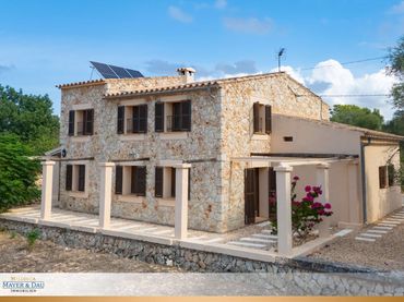 Maison rustique avec balcon à vendre à Sineu
