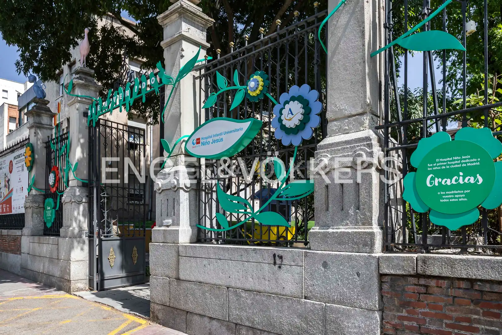 Vista exterior de Casa o xalet en venda en Madrid amb Calefacció, Jardí privat i Balcó