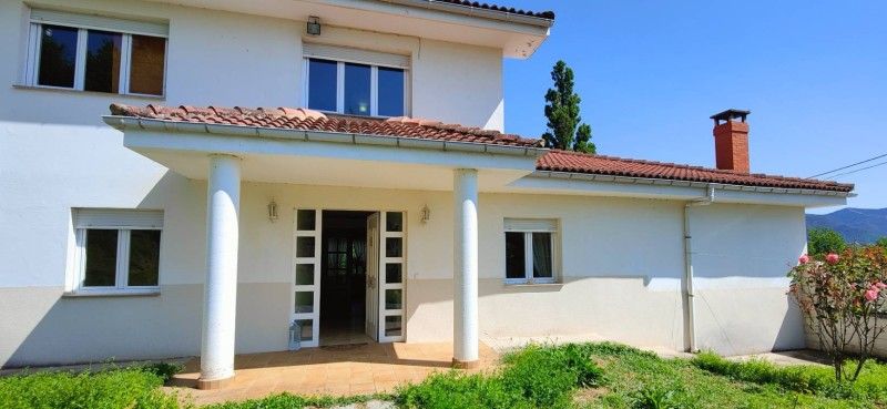 Vista exterior de Casa o xalet en venda en Boñar amb Calefacció, Traster i Moblat