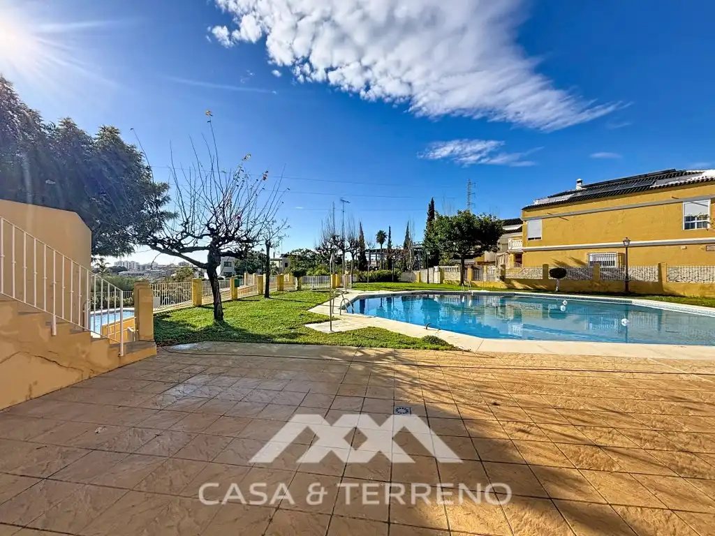 Vista exterior de Casa adosada en venda en Vélez-Málaga amb Aire condicionat, Piscina i Microones