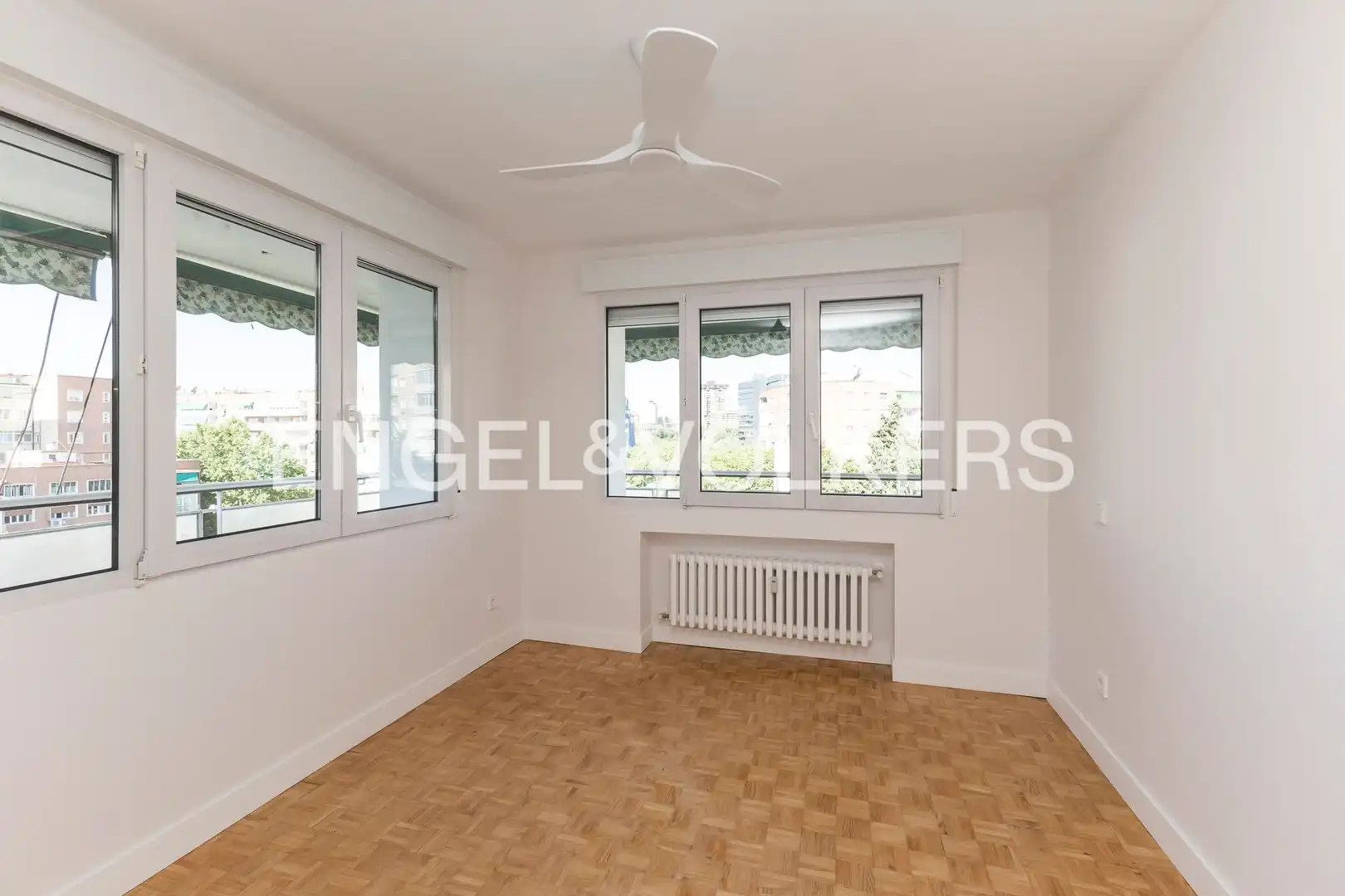 Bedroom of Flat for rent in Madrid  with Air Conditioner, Heating and Parquet flooring