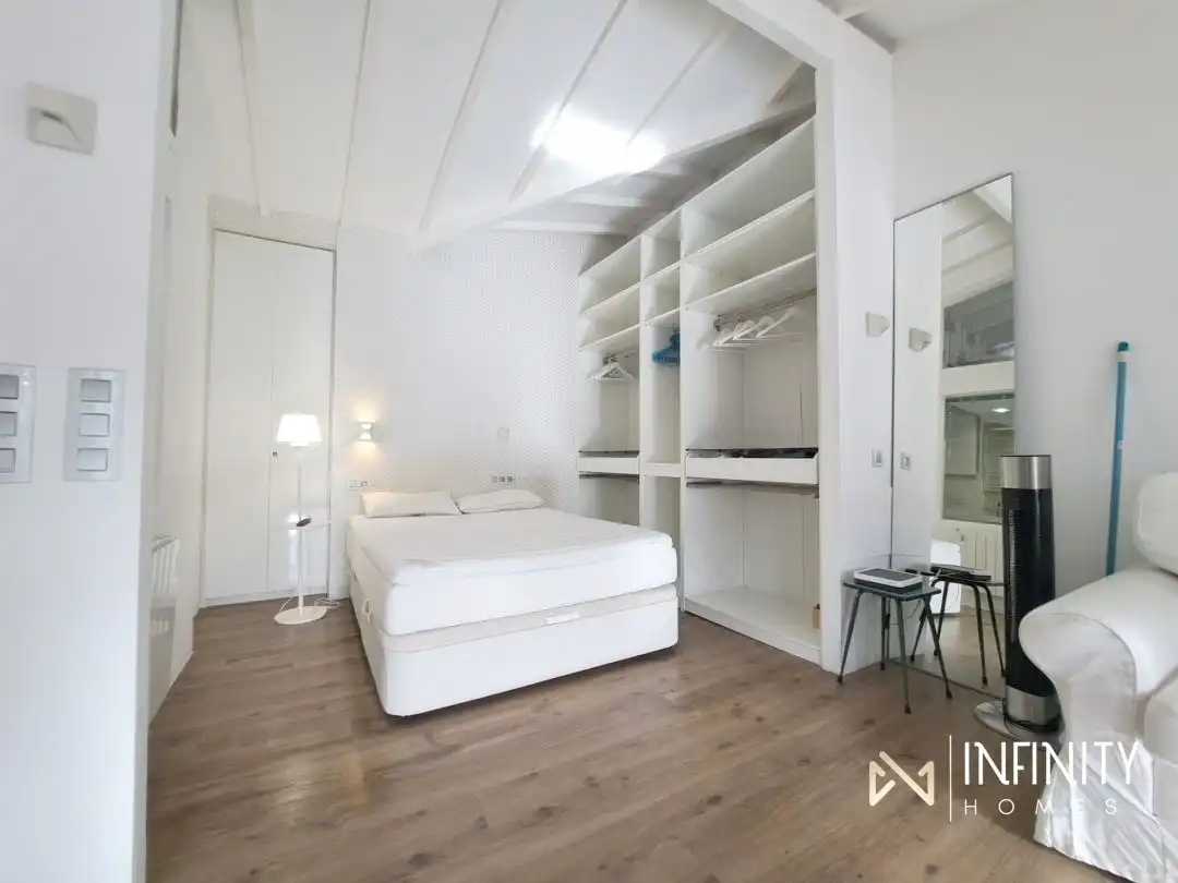 Schlafzimmer von Dachboden zur Miete in Bilbao  mit Heizung, Privatgarten und Terrasse