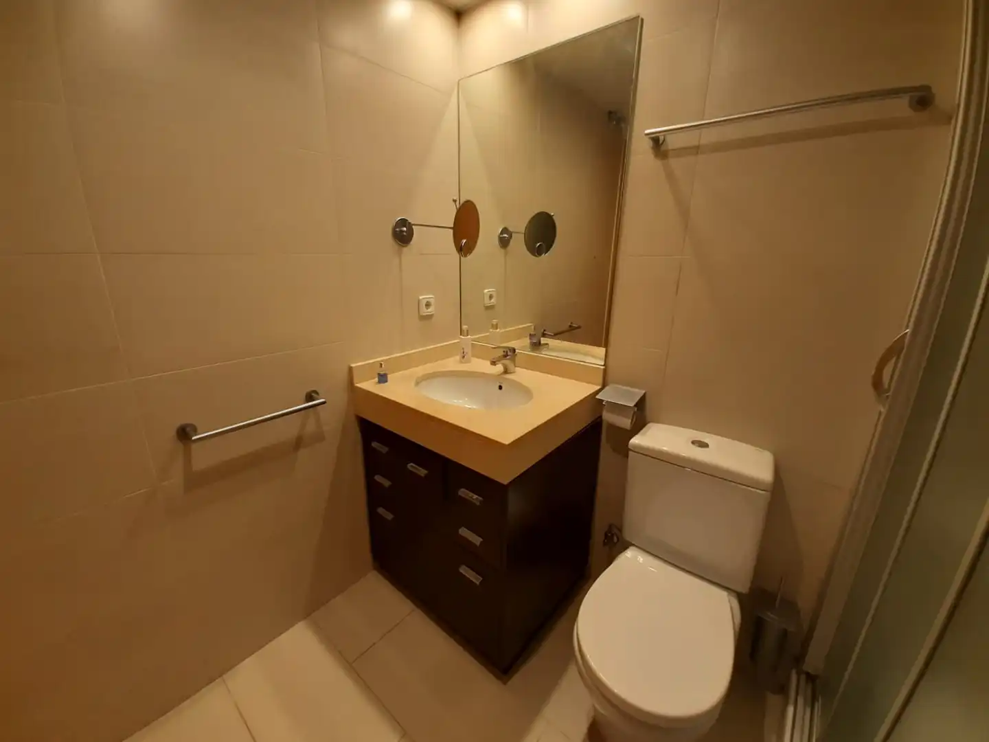 Baño de Piso de alquiler en Barcelona con Parquet, Horno y Lavadora