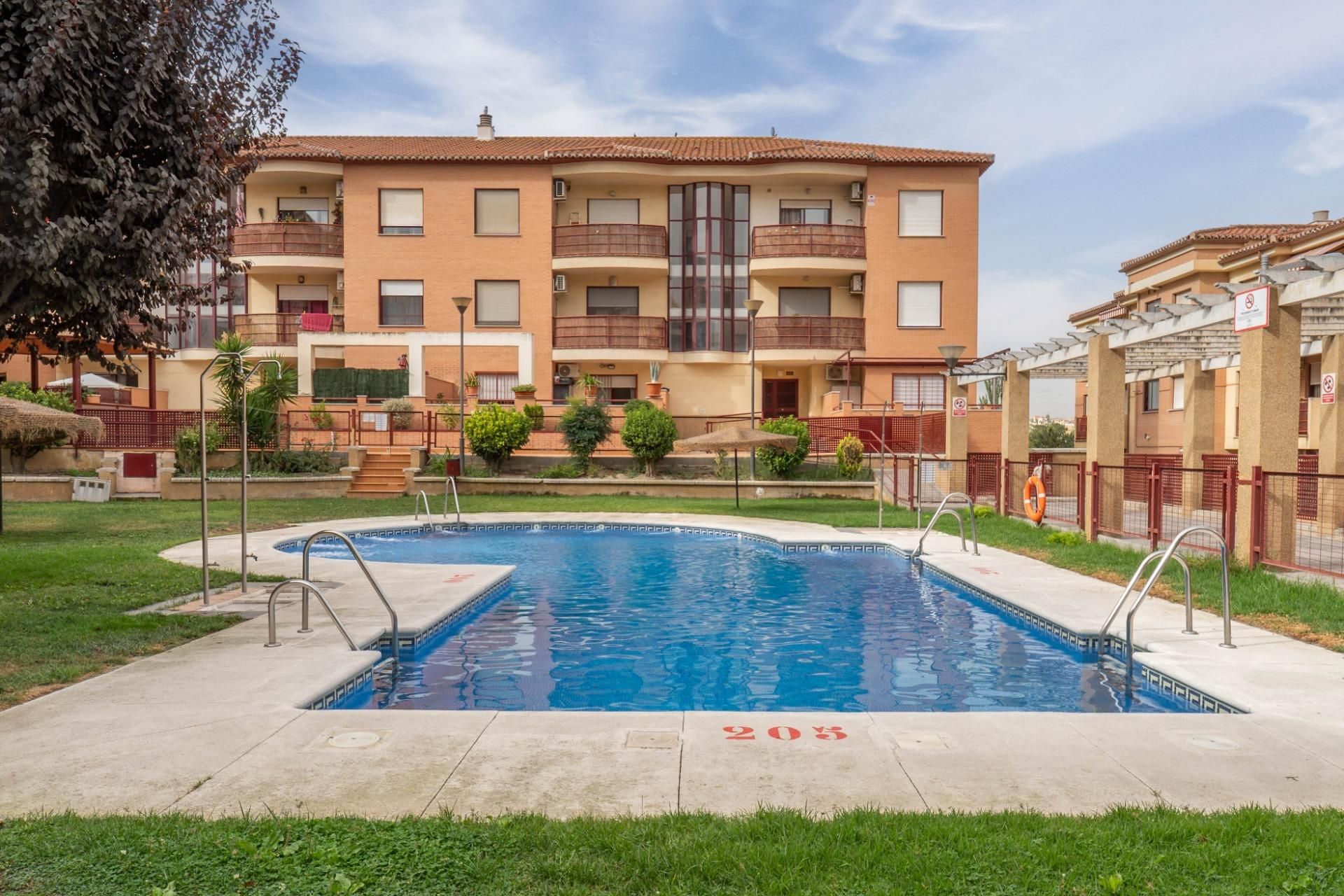 Piscina de Piso en venta en Alhendín con Calefacción, Terraza y Piscina comunitaria