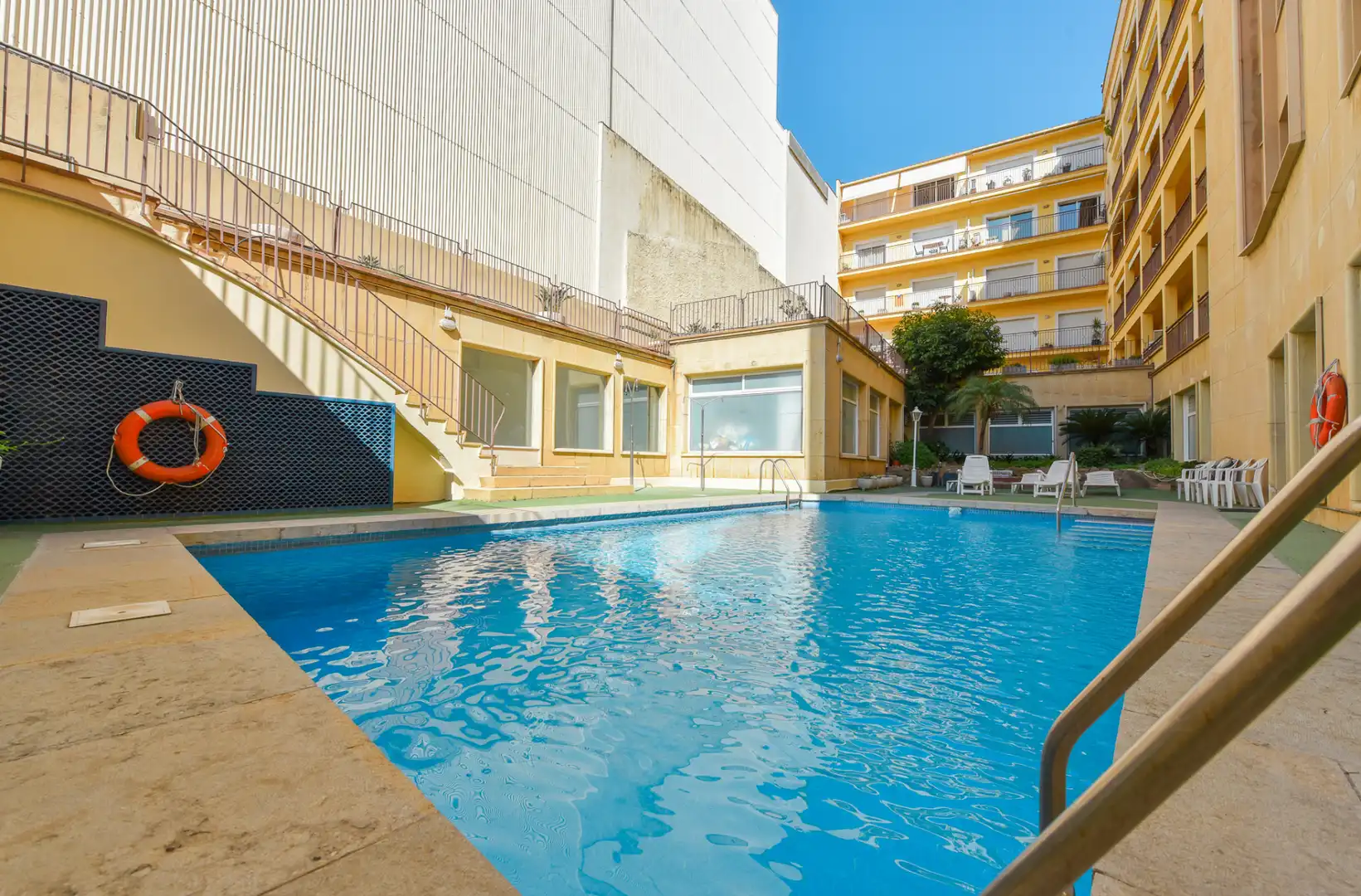 Piscina de Piso en venta en Sant Feliu de Guíxols con Aire acondicionado, Calefacción y Terraza
