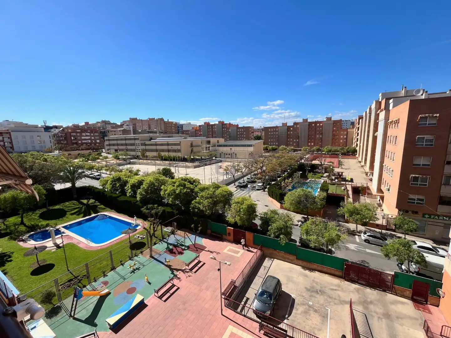 Vista exterior de Piso en venta en Alicante / Alacant con Jardín privado, Terraza y Piscina comunitaria