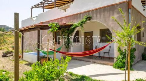 CORTIJO CON VISTAS PANORÁMICAS, GRAN PARCELA Y LICENCIA TURÍSTICA EN ALMUÑÉCAR