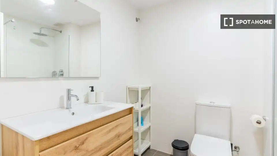Bathroom of Flat for rent in Valencia  with Air Conditioner, Heating and Furnished