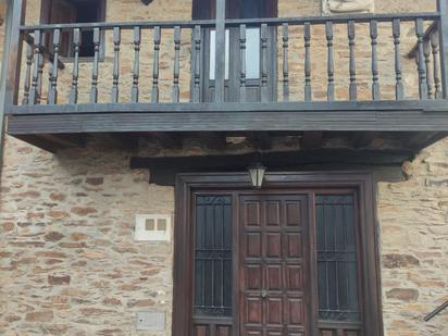 Vista exterior de Casa o xalet en venda en Torre del Bierzo amb Balcó
