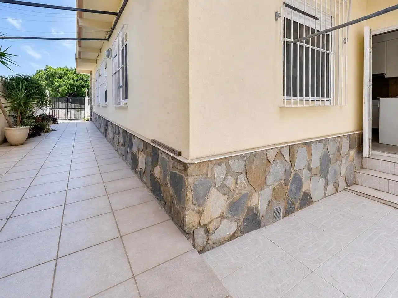 Außenansicht von Erdgeschoss zum Verkauf in Santa Pola mit Terrasse