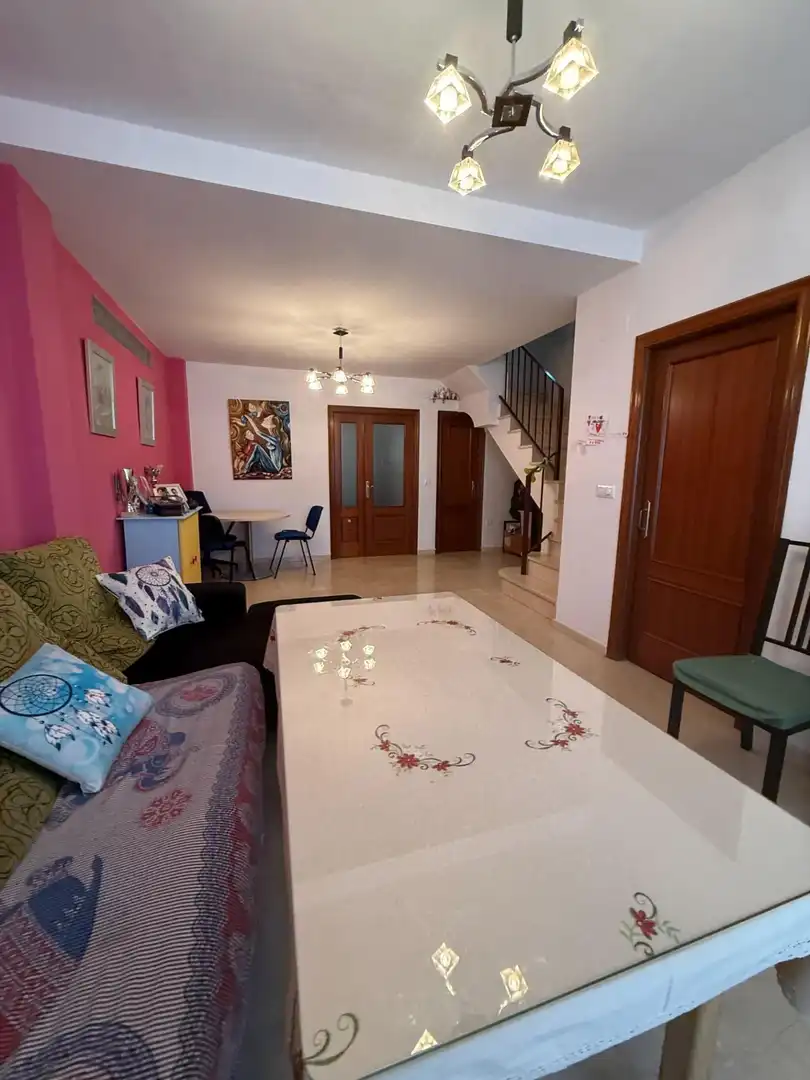 Sala d'estar de Casa adosada en venda en Bollullos de la Mitación amb Jardí privat