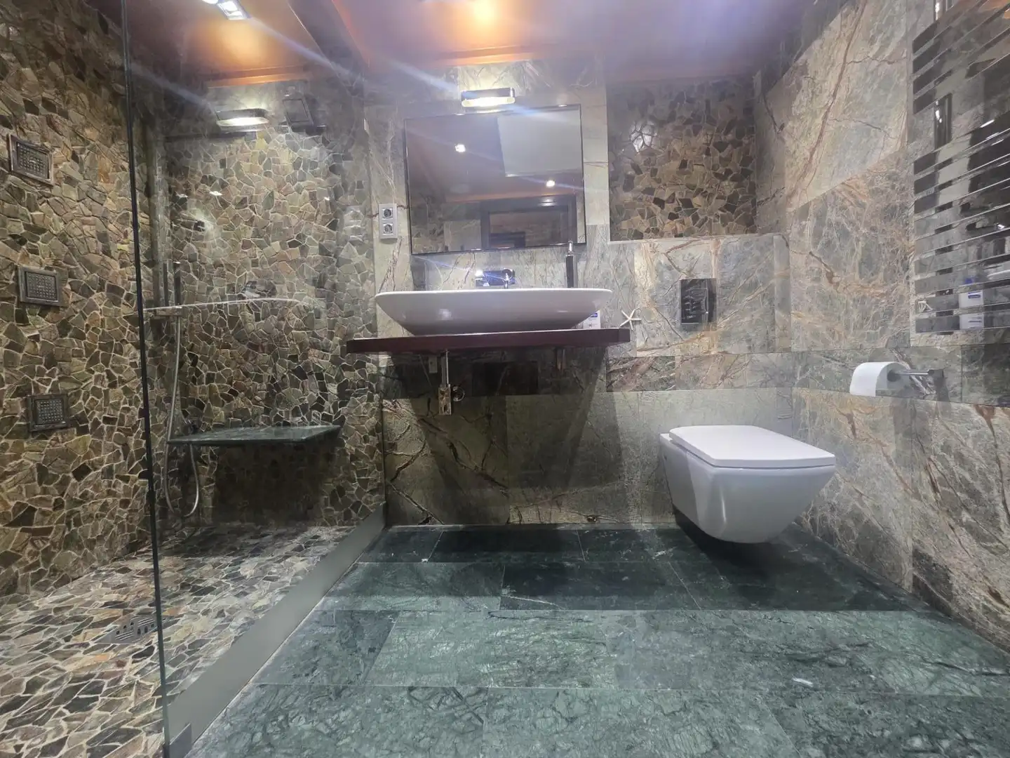 Bany de Casa o xalet de lloguer en Málaga amb Aire condicionat, Jardí privat i Terrassa