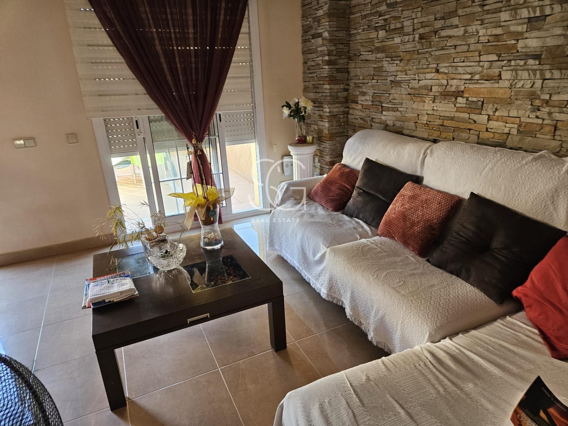 Sala de estar de Casa adosada en venta en El Vendrell con Aire acondicionado, Calefacción y Terraza