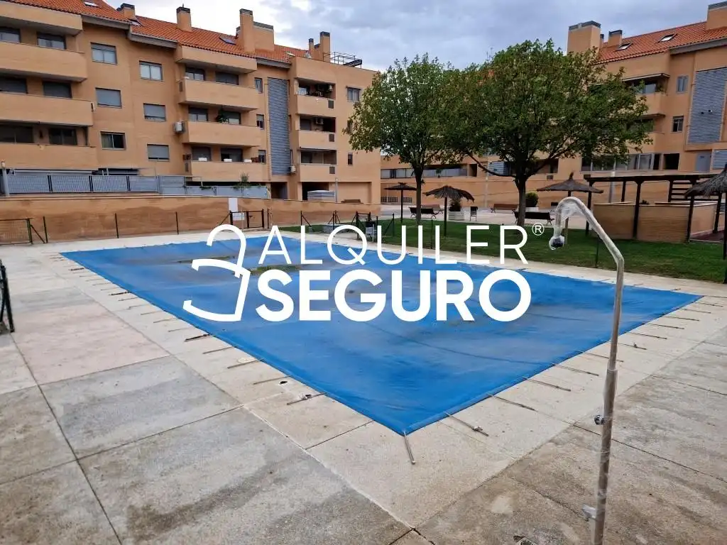 Piscina de Piso de alquiler en  Madrid Capital con Calefacción, Terraza y Trastero