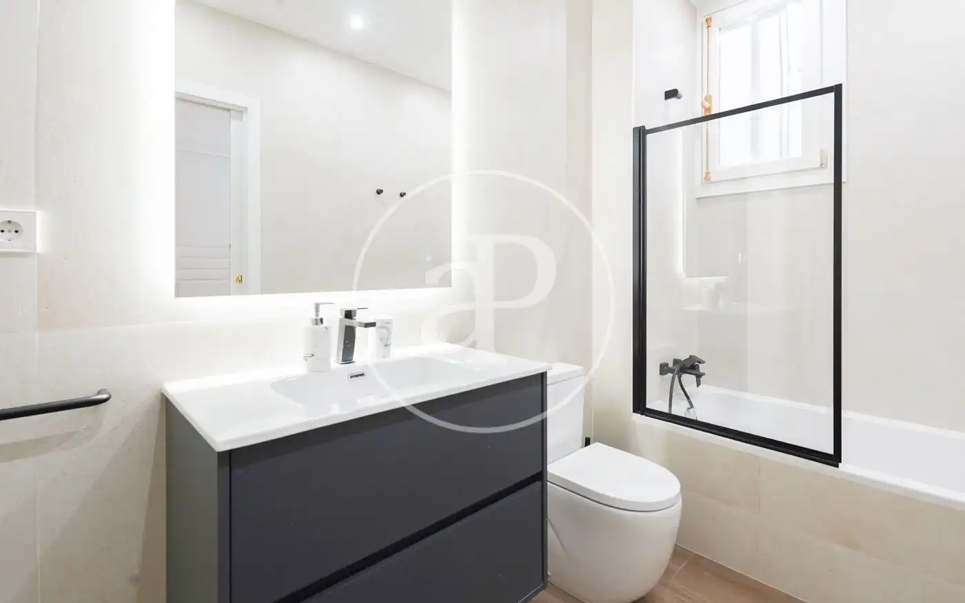 Bathroom of Flat for sale in Madrid  with Air Conditioner, Heating and Storage room