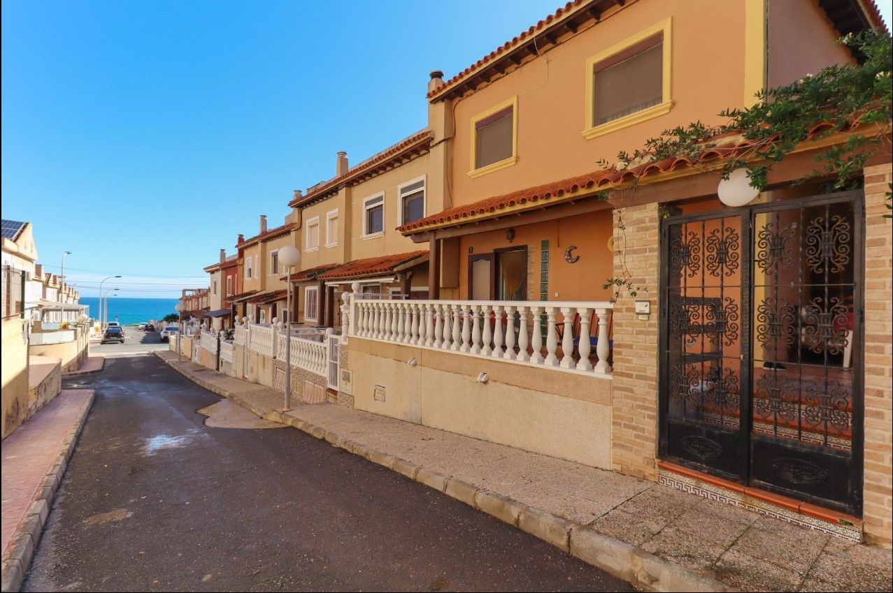 Vista exterior de Casa adosada en venda en Torrevieja amb Terrassa