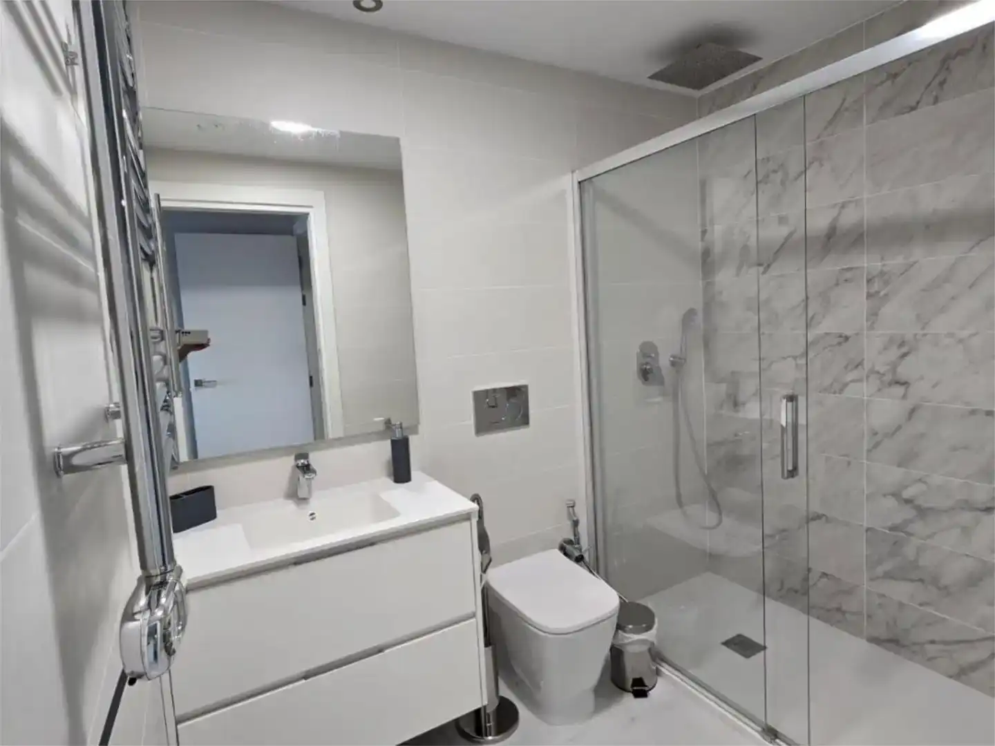 Bathroom of Flat for rent in Benidorm  with Air Conditioner, Private garden and Swimming Pool