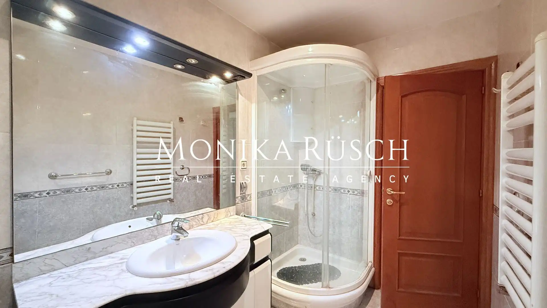 Badezimmer von Wohnung zum Verkauf in Barcelona mit Klimaanlage, Heizung und Terrasse