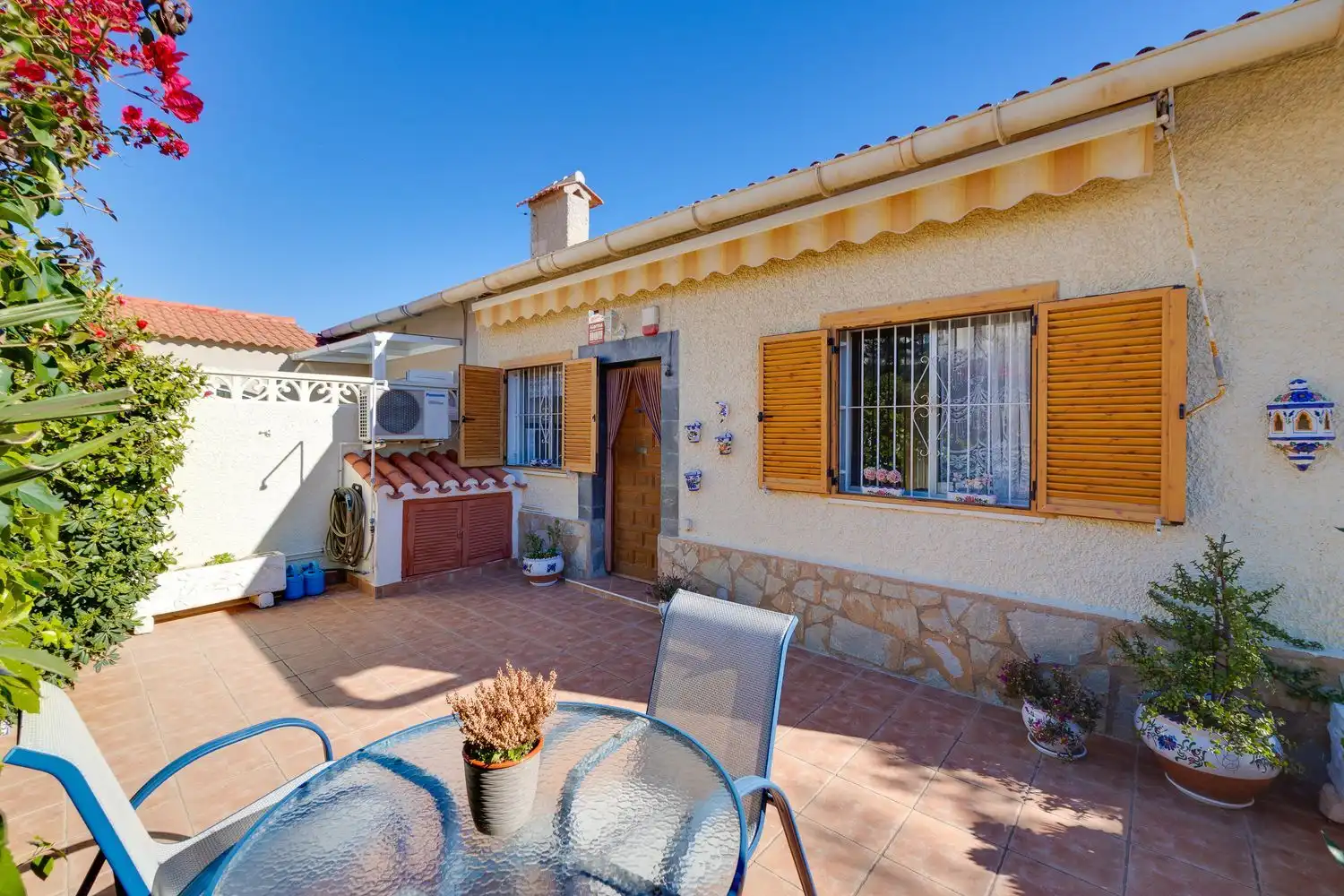 Vista exterior de Casa adosada en venta en Torrevieja con Aire acondicionado, Calefacción y Jardín privado