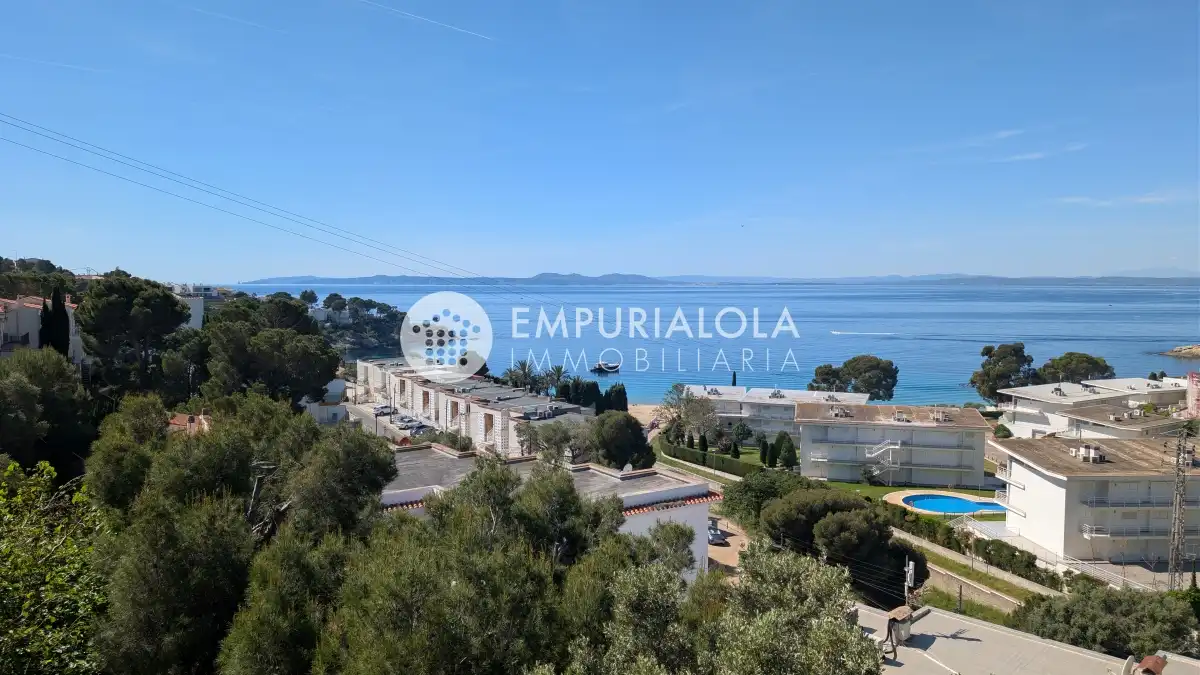 Houses for sale in Roses  with Air Conditioner and Private garden
