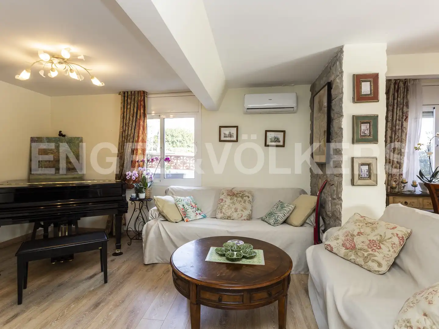 Sala d'estar de Casa o xalet en venda en Castelldefels amb Aire condicionat, Calefacció i Jardí privat