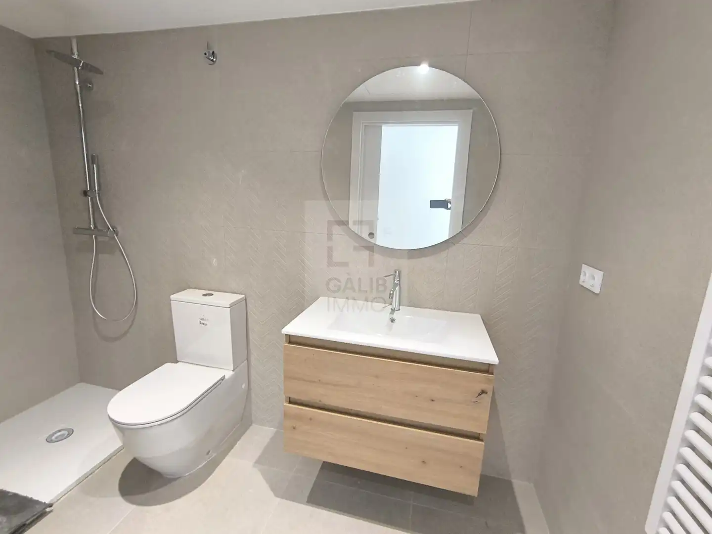 Bathroom of Flat for sale in Figueres  with Air Conditioner, Storage room and Swimming Pool