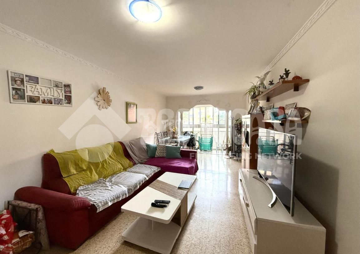 Sala d'estar de Pis en venda en Las Palmas de Gran Canaria amb Balcó