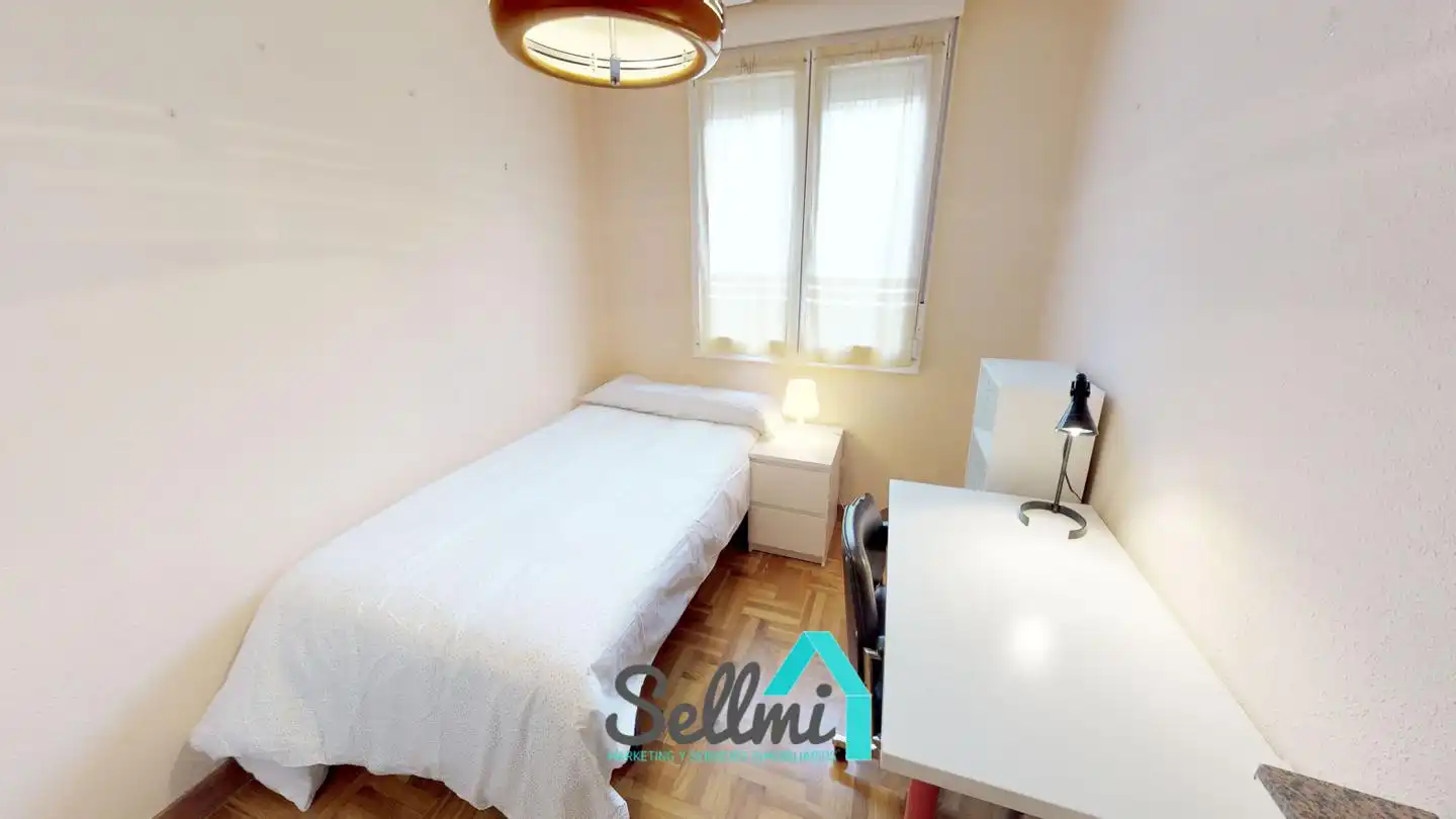 Bedroom of Flat for rent in Oviedo   with Heating, Parquet flooring and Furnished
