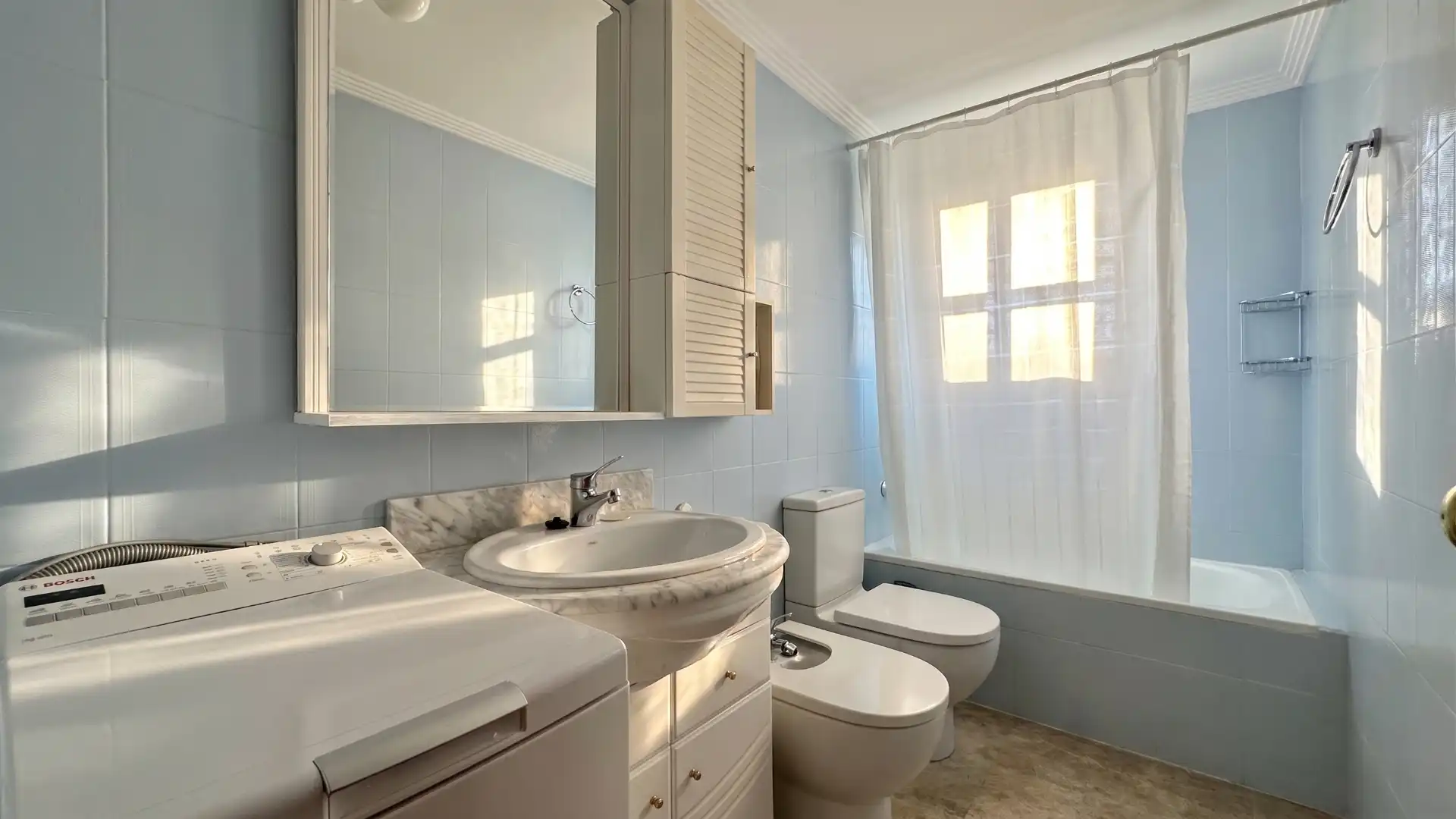 Badezimmer von Dachboden zum Verkauf in Salou mit Klimaanlage, Möbliert und Balkon