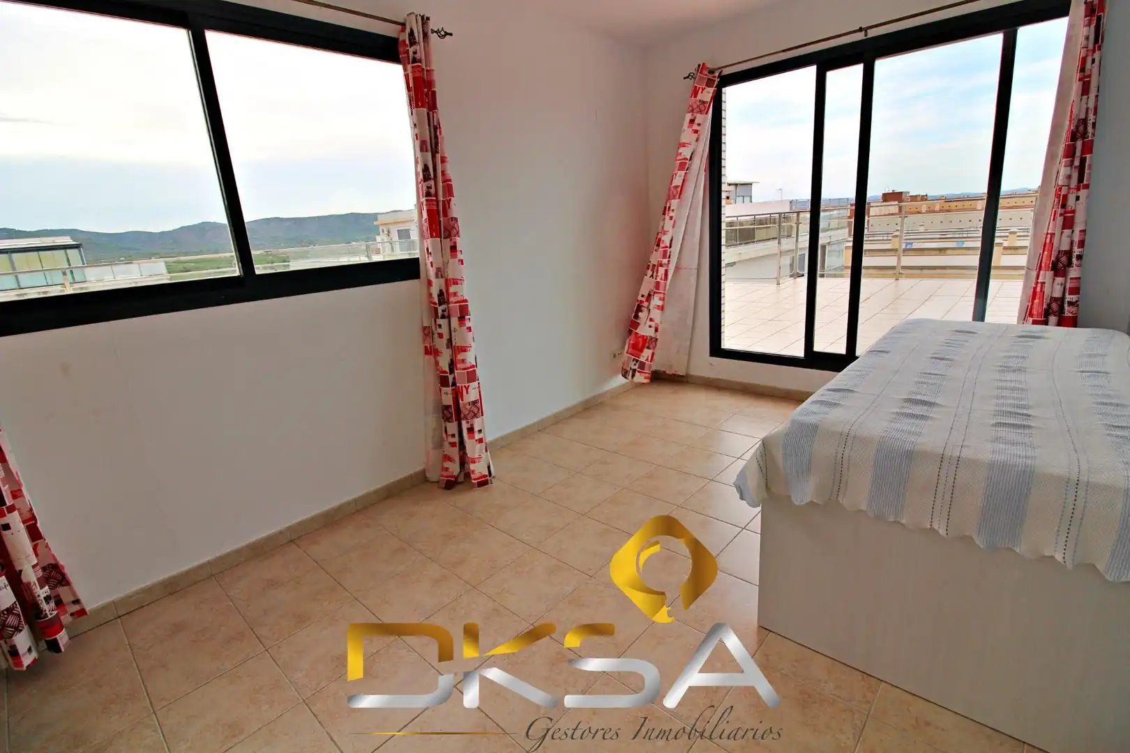 Vista exterior de Àtic en venda en Oropesa del Mar / Orpesa amb Aire condicionat, Calefacció i Jardí privat