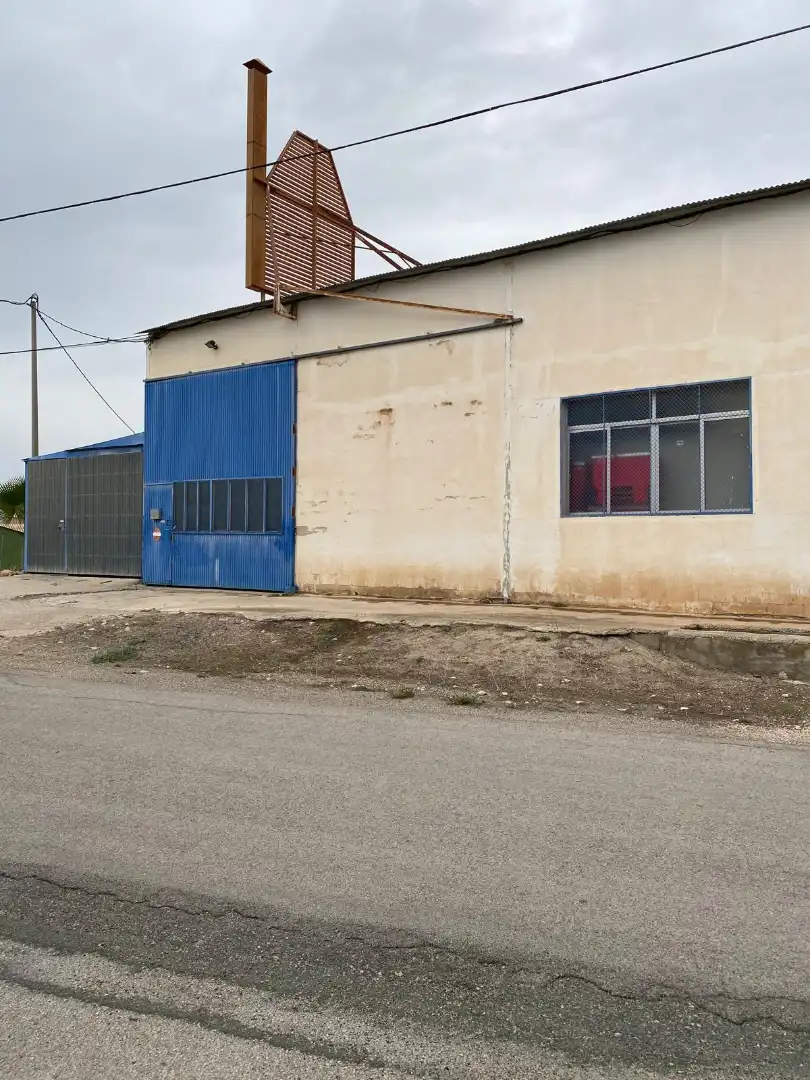 Außenansicht von Fabrikhallen zum Verkauf in Lorquí