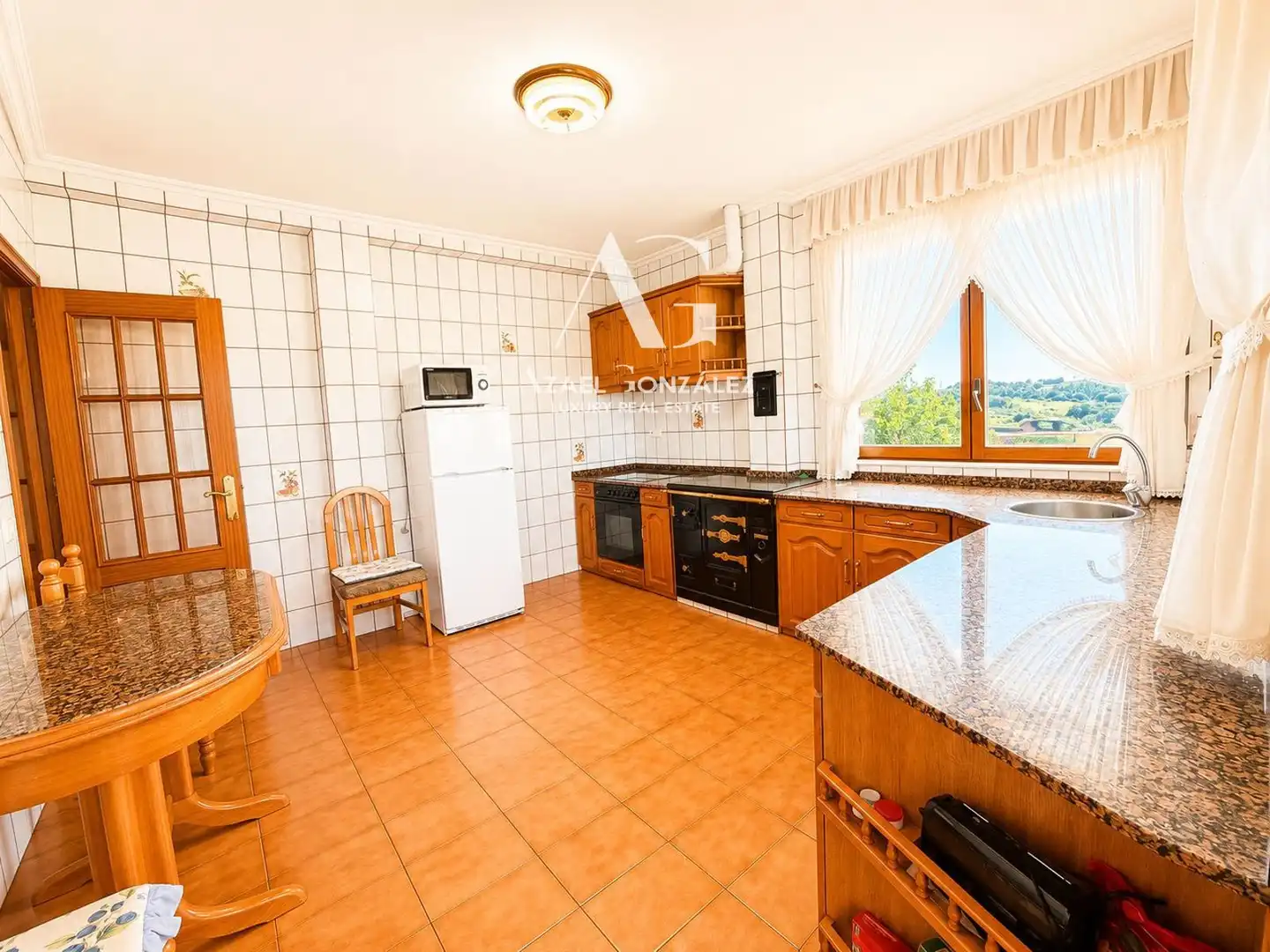 Cuina de Casa o xalet en venda en Miengo amb Calefacció, Traster i Moblat