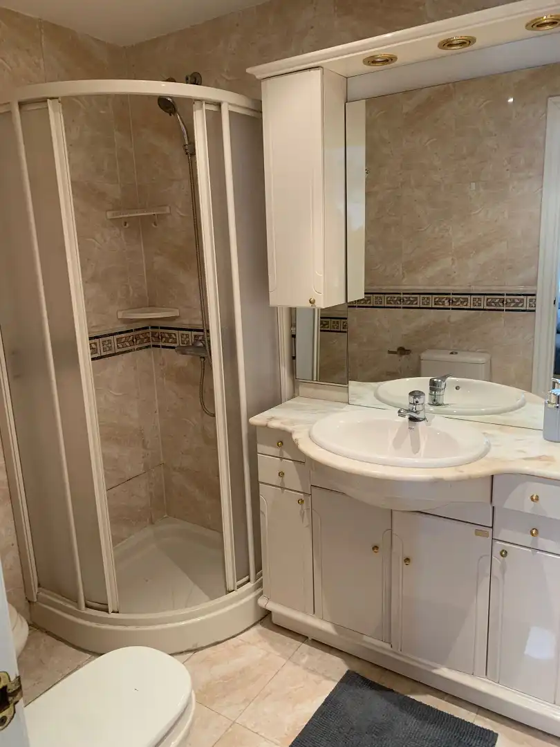 Badezimmer von Wohnungen zum Verkauf in Calpe / Calp mit Klimaanlage, Heizung und Terrasse