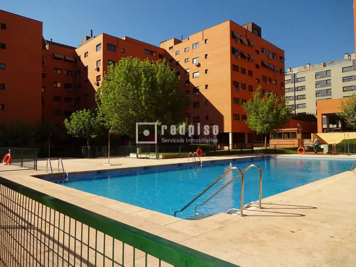 Piscina de Piso en venta en Madrid con Aire acondicionado, Calefacción y Jardín privado