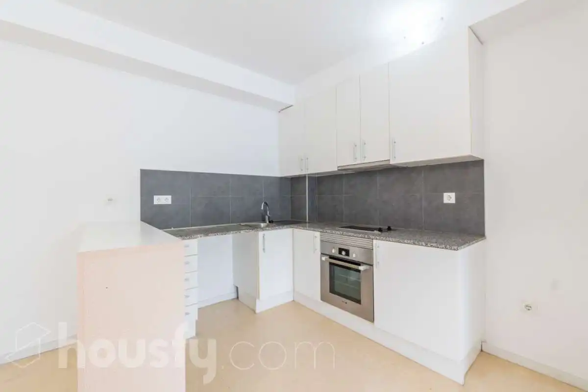Piso con balcón en venta en Rambla Sant jordi .