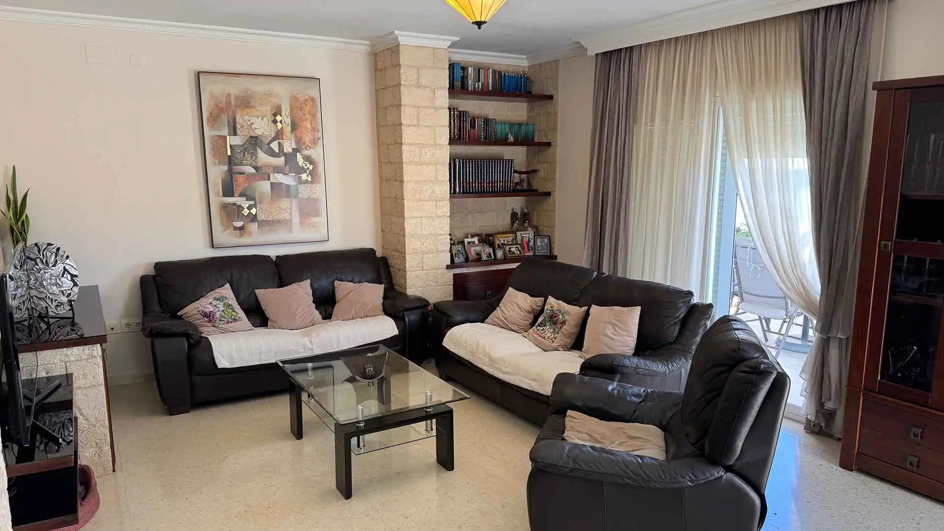 Sala d'estar de Àtic en venda en Estepona amb Aire condicionat, Terrassa i Piscina
