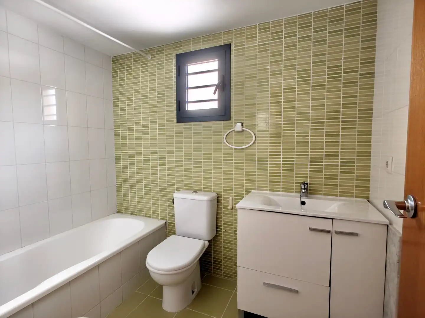 Baño de Piso de alquiler en Valencia con Aire acondicionado, Calefacción y Jardín privado