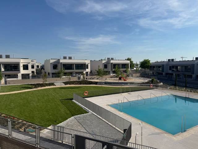 Casa adosada en Venta en Calle Cabo Estaca de Bares, 9 en El Olivar de Mirabal